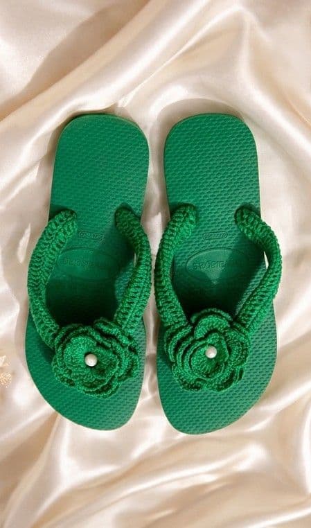 Havaiana Verde com flor em crochê