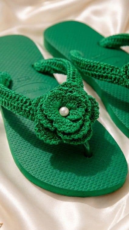 Havaiana Verde com flor em crochê 2