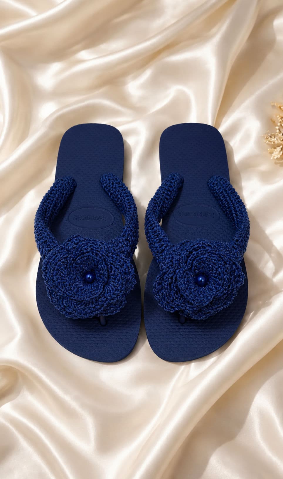 Havaiana com flor em crochê